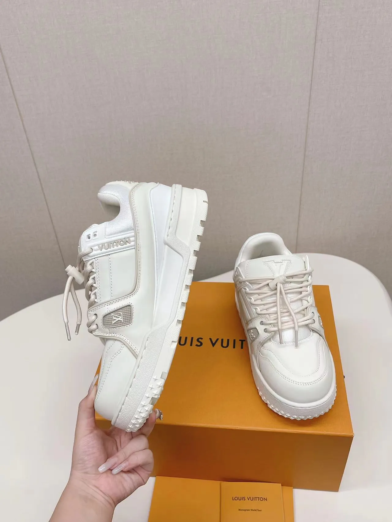 👟👟Ex-factory price 800👟👟 LV casual sneakers, new colors for early spring 2024, amplify the attention of the classic LV Trainer sneakers, and are an extension of inspiration from the 2023 spring and summer men's fashion show. Rubber L.v logos adorn the tongue, sides and back of the shoe. This pair of cute fat version of Trainer has attracted much attention. The three-dimensional and full shoe body is full of childlike fun while being trendy and cool! Size: 38-45